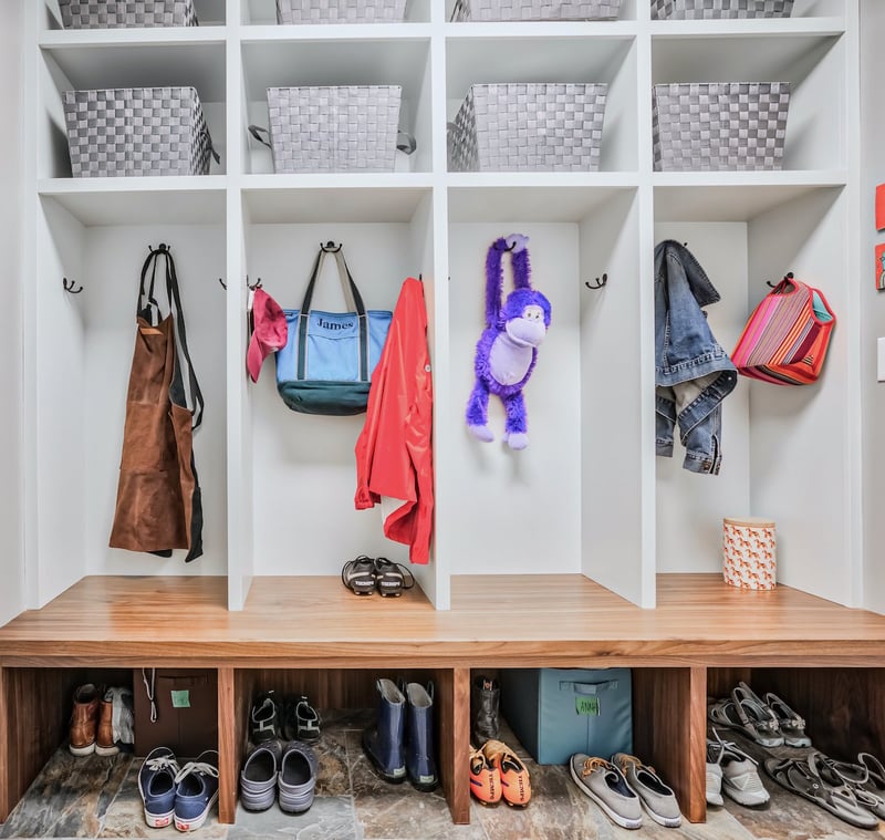 141AZI039-MUDROOM-LOCKER-SHELVING