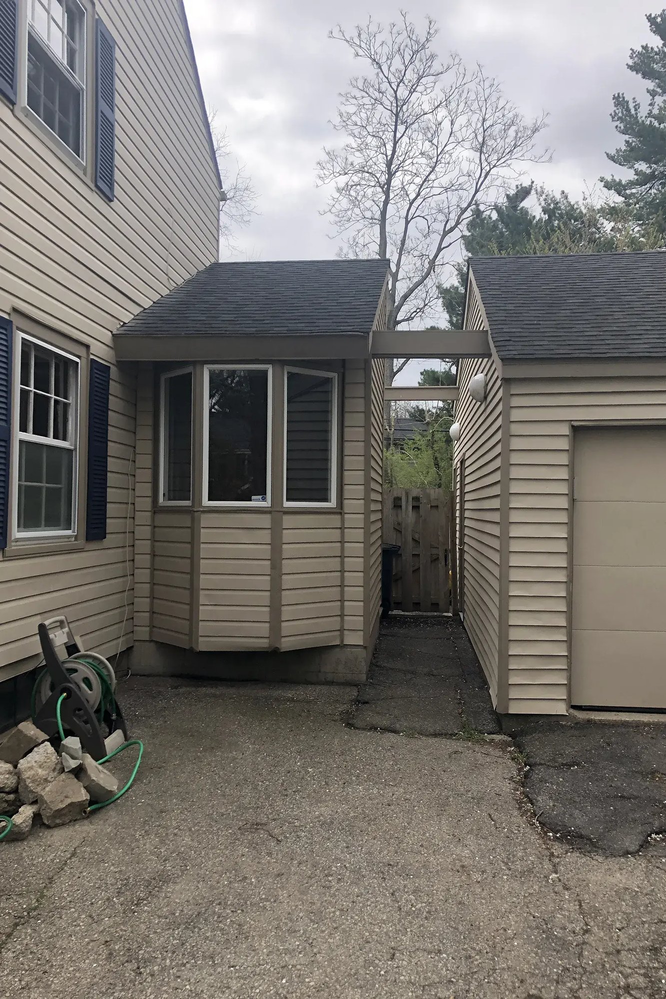 EXTERIOR_BEFORE_REMODEL_VINYL_SIDING_21023_IMG_5243