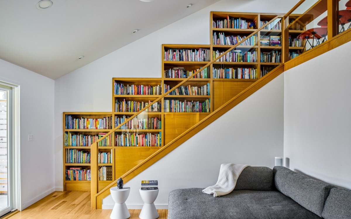 Meadowlark_17031_FAMILY_BOOKCASE_STAIRS_IMG_20211214_027_WS