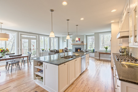 open living space, open kitchen