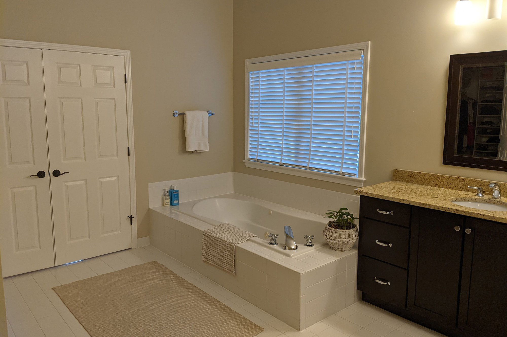 Meadowlark_BEFORE_BATHROOM_21008_PXL_20210222_144646442_WS