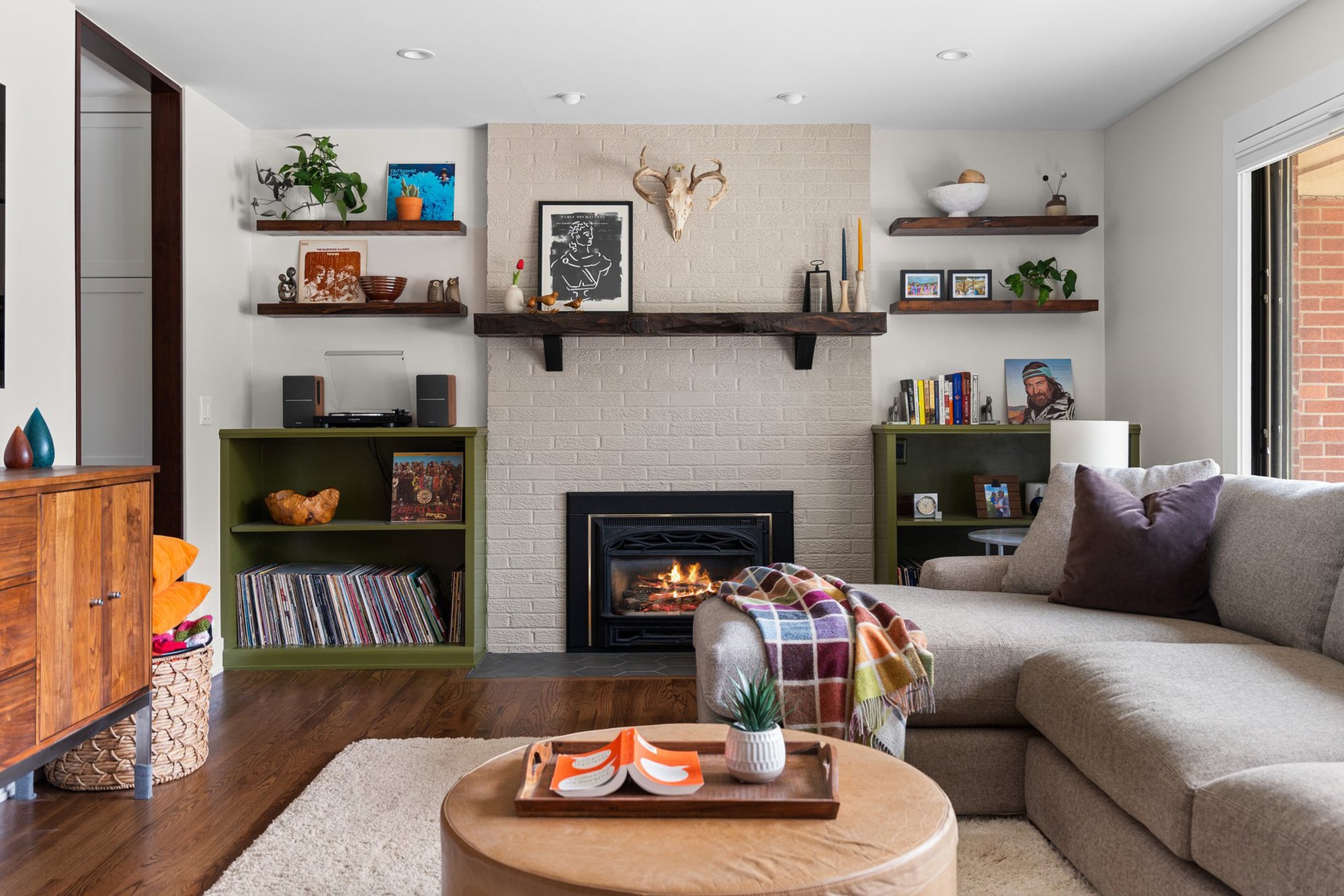 MEADOWLARK_LIVING_ROOM_FIREPLACE_23033_IMG_7663_WS