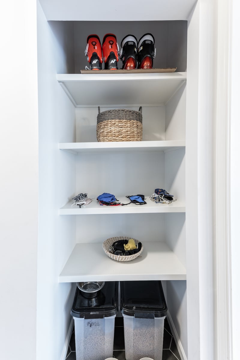 ZATK19044-MUDROOM-STACKED-SHELF-DETAIL
